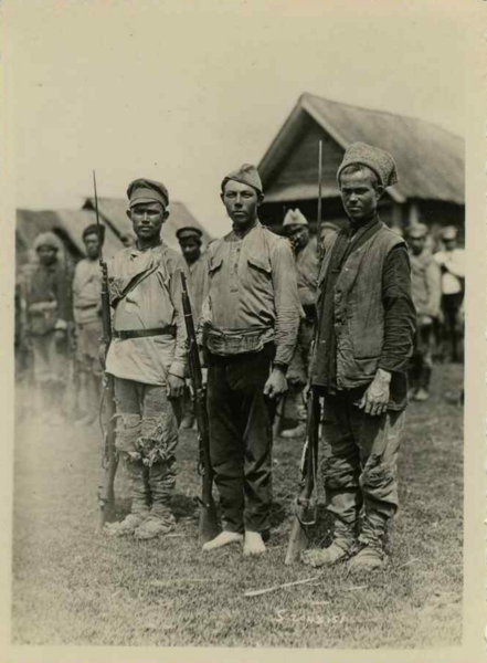 Кое-как одетые колчаковцы, 1919 г. Источник: zabaka.ru