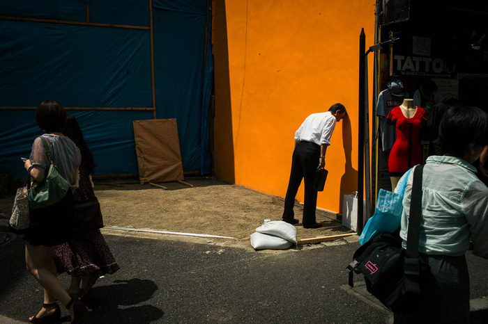 Уличная фотография Shin Noguchi. Очень интересные и остроумные фотографии Японии 