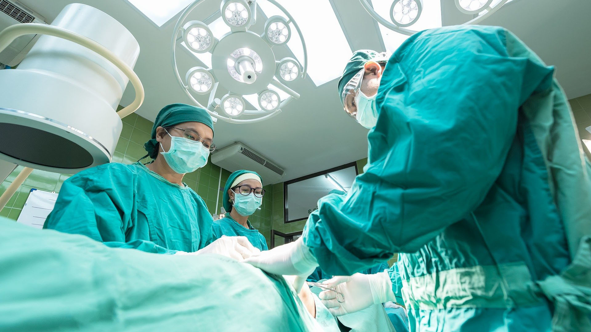 Новосибирские хирурги успешно удалили женщине огромную опухоль мозга