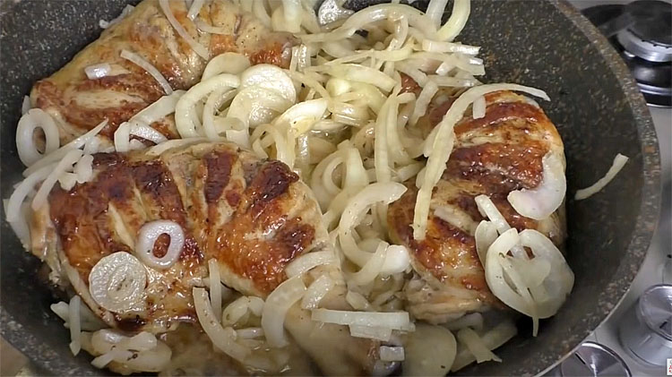 Превращаем обычные куриные окорочка в шашлык на сковороде: маринуем, а потом жарим на луке блюда из курицы,мясные блюда
