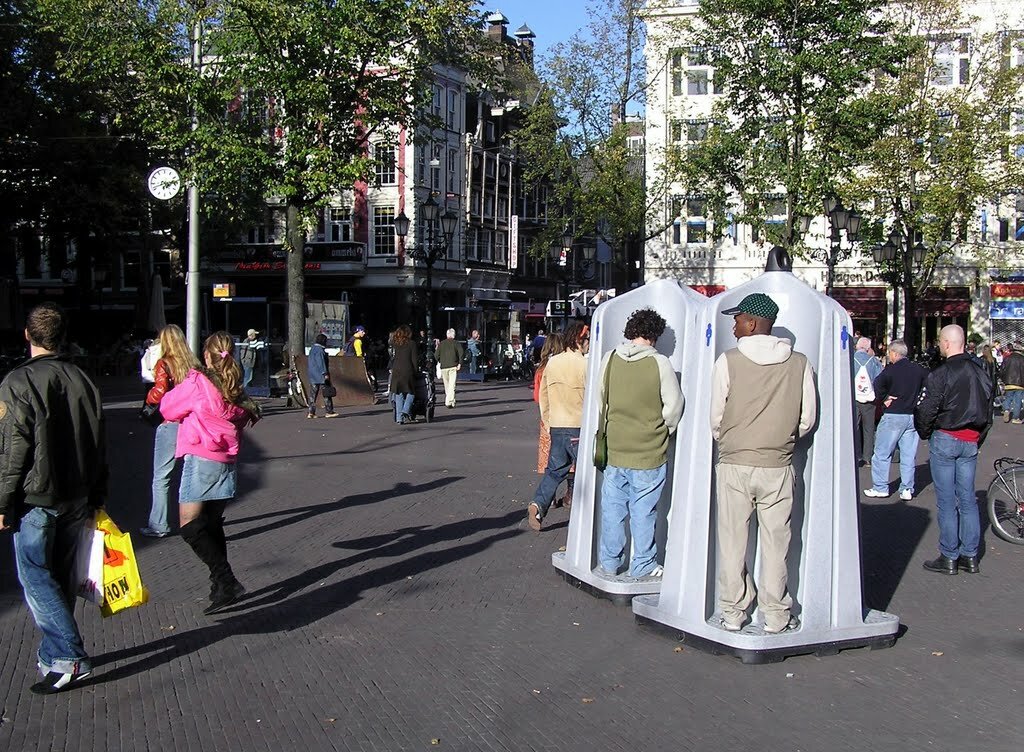 Мужской открытый писаур на одной из улиц Амстердама