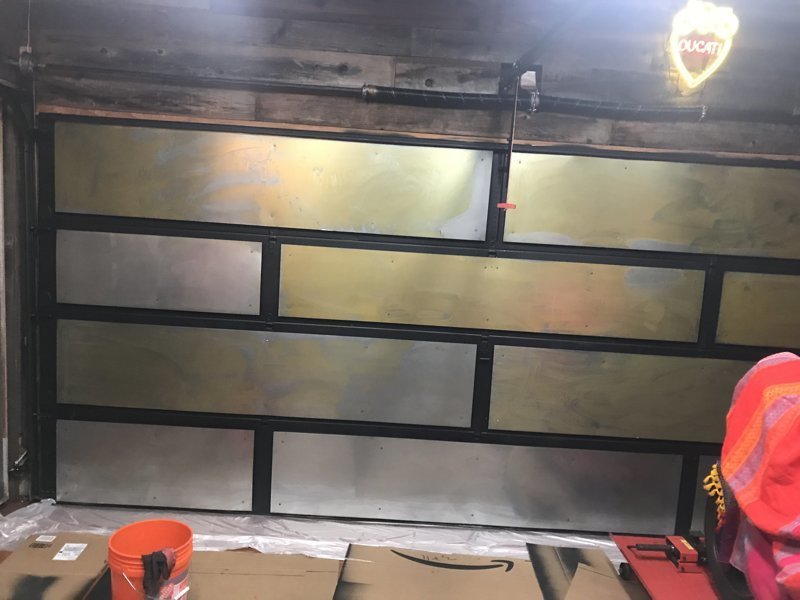 Мотоциклист превратил неприметный гараж в крутое «мужское логово» авто и мото,автоновости,гараж,история