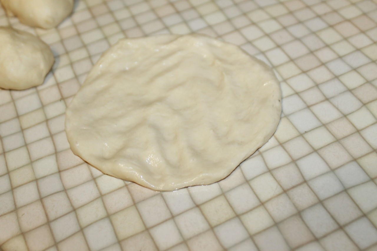 Рецепт теста на рассоле. Марийская игра беляша. Беляш сверху с майонезом. Как готовить тесто для беляшей. Как правильно защипывать беляши.