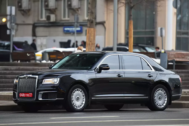 Aurus Senat дороже 40 млн рублей пополнил скромный автопарк из Chevrolet Cruze и старых иномарок посольства Ливии в Москве