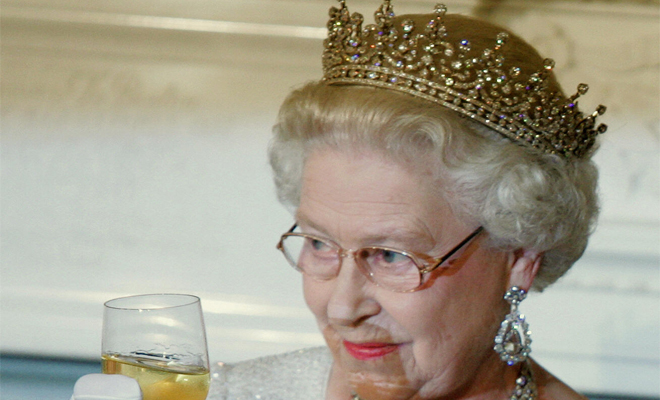 5 бокалов в день: что пьет британская королева культура