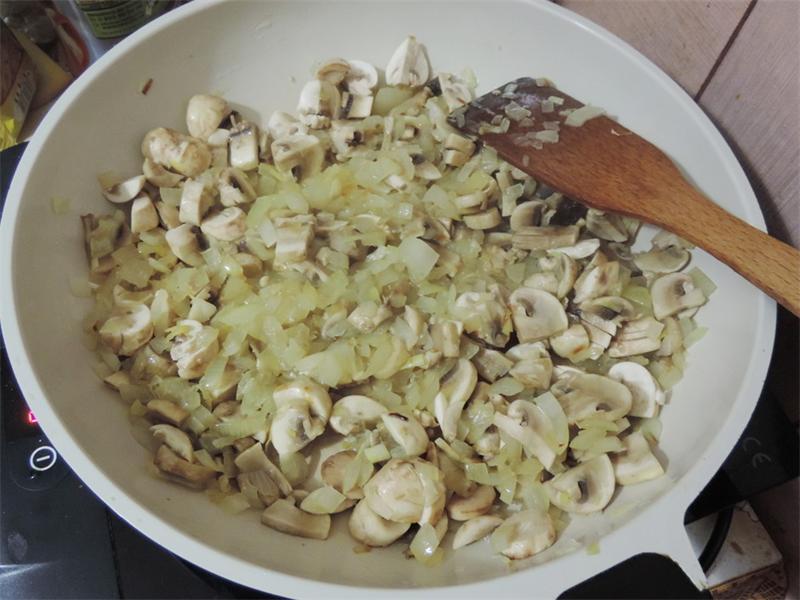 Мясной рулет с квашеной капустой