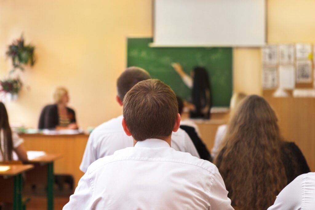 Рособрнадзор исключил зачисление в школы 87% детей мигрантов