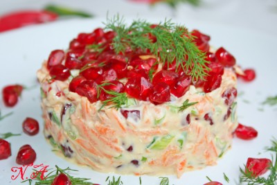 Салат с морковью,тунцом и гранатом