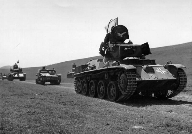 Впереди венгерский танк 38M Toldi I