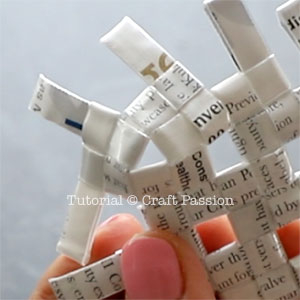 Плетем корзинку из газет и трубочек для коктейля сделай сам