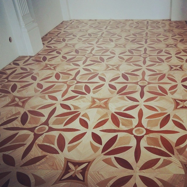 Оригинальная покраска пола. Пол из бумажных обоев. Оригинальный пол. Пол ситец под лаком. Пол покрытый с тканью.