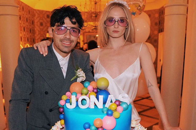 Игры в приставку и фото в обнаженном виде: как Джо Джонас отметил день рождения с женой Софи Тернер