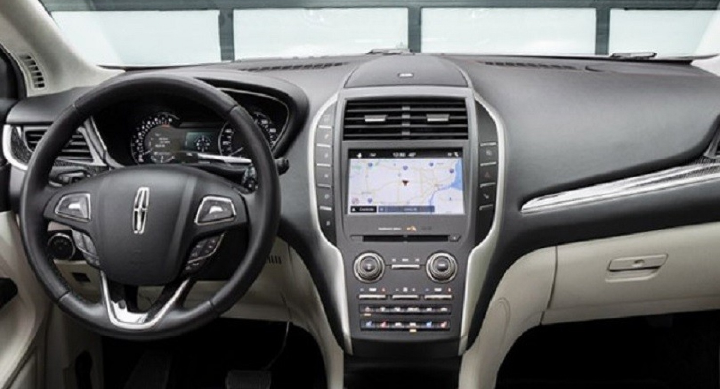 Пара редких седанов Lincoln Continental Coach Door Edition выставлена на аукцион