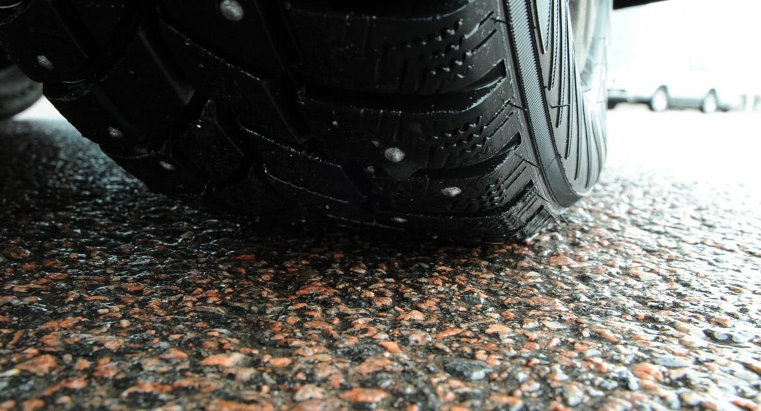 «Росасфальт» предлагает ограничить скорость автомобилям с шипованными шинами