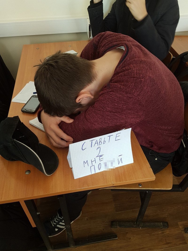 С поведением у нынешней молодежи большие проблемы. Ну ведь не могли мы себе такого позволить раньше... девушки, институт, колледж, образование, прикол, пту, школа, юмор