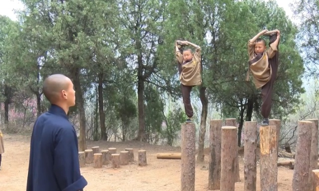 Суровые тренировки подрастающего поколения монахов Шаолиня  приколы