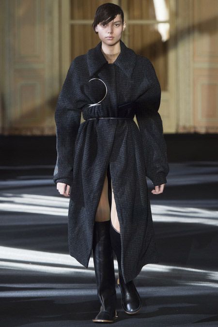 Модель в темно сером пальто ниже колен от Acne Studios - модные пальто осень 2016, зима 2017