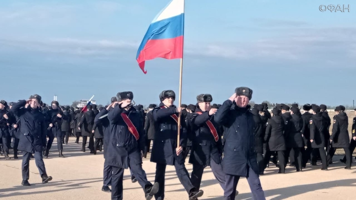 На военном аэродроме в Севастополе провели первую репетицию парада ко Дню Победы