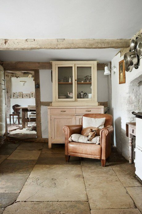 Дом с душой: старинный фермерский дом из камня и дерева, наполненный унаследованной мебелью. Родовое поместье идеи для дома,интерьер и дизайн