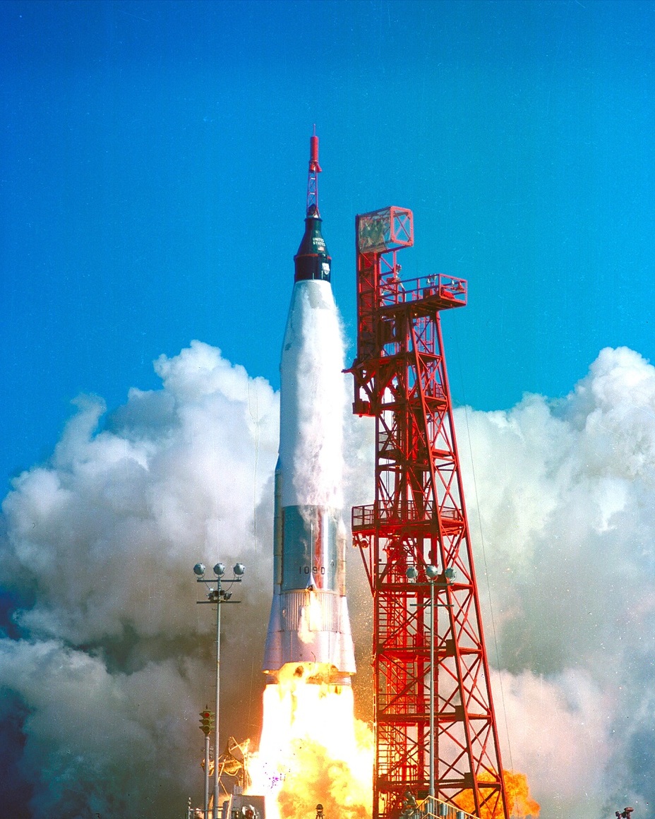 ​Пуск ракеты-носителя Mercury-Atlas 6 (MA-6) с пилотируемым космическим кораблём Friendship 7 на полигоне мыса Канаверал (штат Флорида); 20 февраля 1962 года. NASA hq.nasa.gov - «Меркурий» против «Востока» | Warspot.ru
