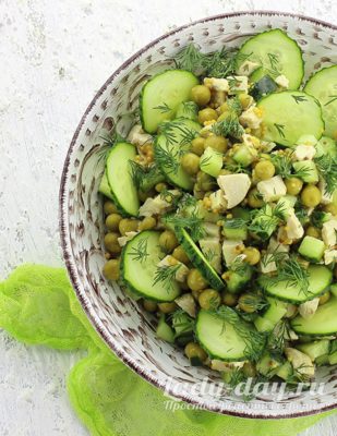 Салат с курицей, огурцом и зеленым горошком