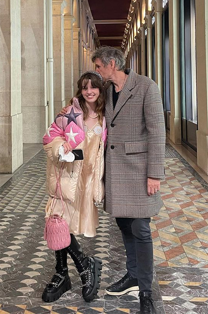 Самостоятельный выход в свет: дочь Миллы Йовович Эва посетила показ Miu Miu на Неделе моды в Париже Звездные дети