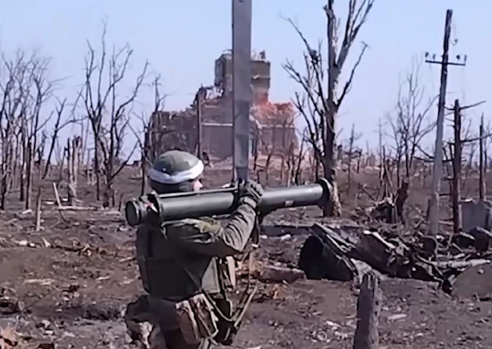 Штурмовые группы морской пехоты ТОФ при поддержке ударных дронов выдавливают противника из Новомихайловки