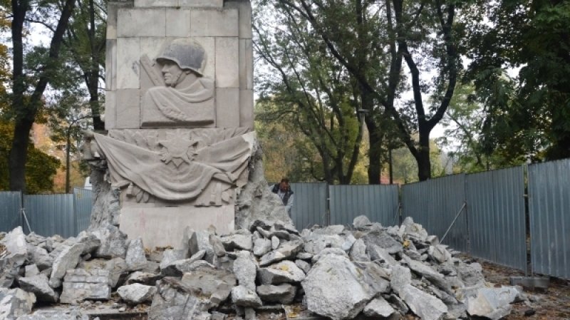 Лукашенко назвал отморозками людей, призывающих сносить памятники советским воинам