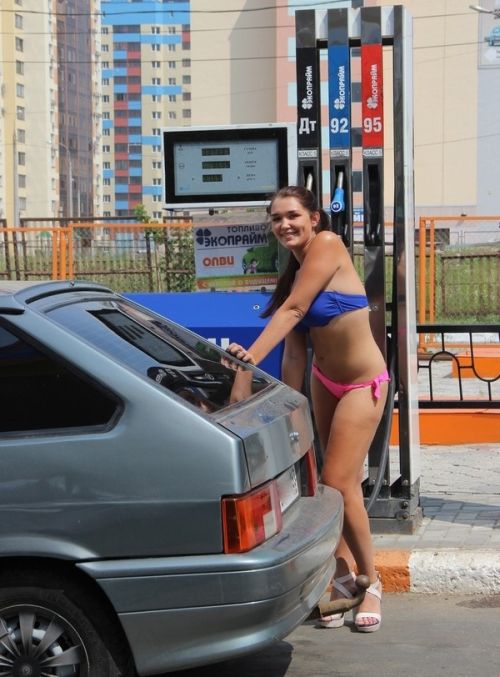 Самарская АЗС раздавала бесплатное топливо автоледи в купальниках (12 фото)