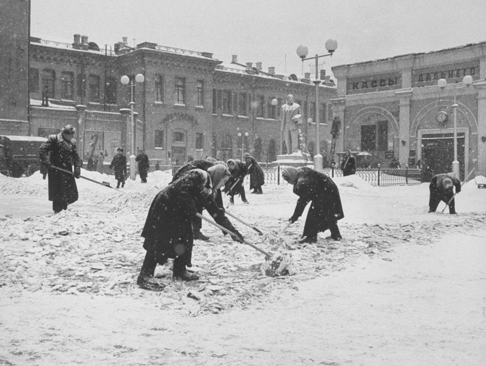 Эксплуатация женщин в СССР. женщин, вручную, женщины, женская, работы, бригада, только, стройка, всего, кирпичи, могли, работ, советской, наверное, советских, совке, думаете, стройке, толкают, кайлом