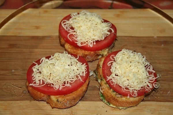Безотказный рецепт сырных гренок с помидорами