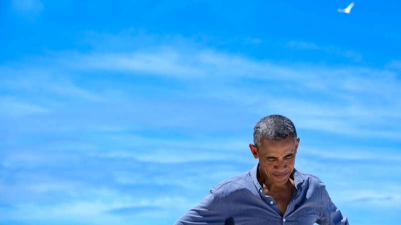 Недавно Обама напомнил о себе американцам фото и видео со своего отпуска