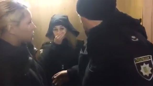 Рада осудила раздевание женщин в суде по делу Януковича перед приездом Порошенко