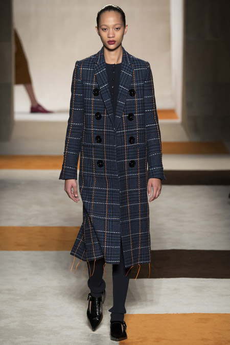 Модель в сером пальто в клетку ниже колен от Victoria Beckham - модные пальто осень 2016, зима 2017