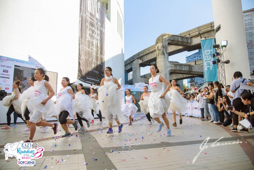 Running of the Brides: забег невест в Бангкоке невест, ноября, составил, месяц, медовый, бриллиантами, колец, подарки, приза, главного, Кроме, около, миллионов, более, Главный, Бангкоке, гонке, трехкилометровой, соревновались, женихов