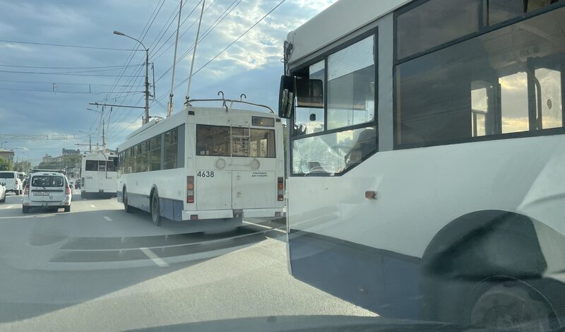 Девять троллейбусов встали на мосту из-за ДТП в центре Волгограда