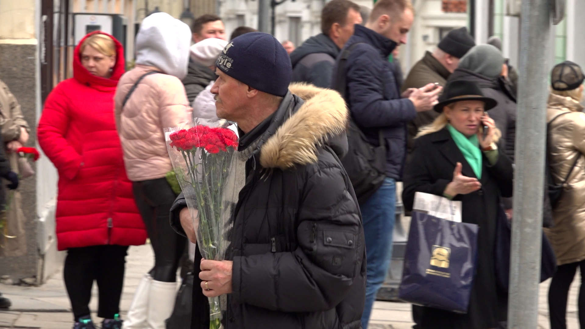 Провожающая в последний путь фрирен выход серий. Похороны знаменитых артистов. Провожаем в последний путь бабулю. Проводили в последний путь Жириновского фото.