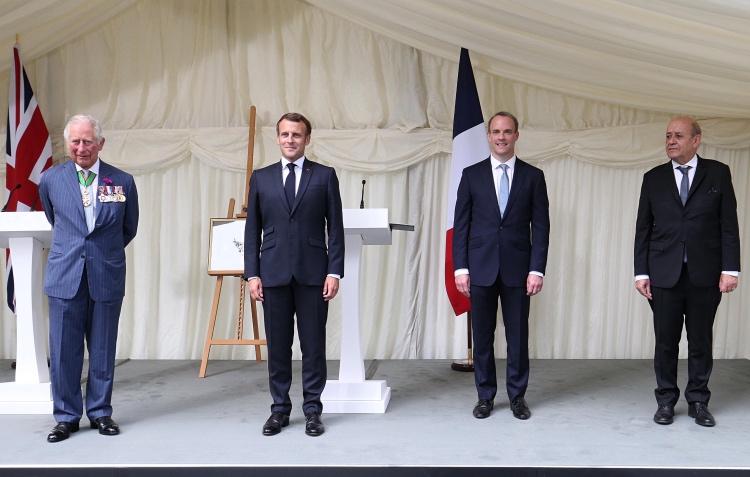 В гости не по правилам: Эммануэль Макрон покинул Францию впервые после карантина и встретился с принцем Чарльзом Звезды,Новости о звездах