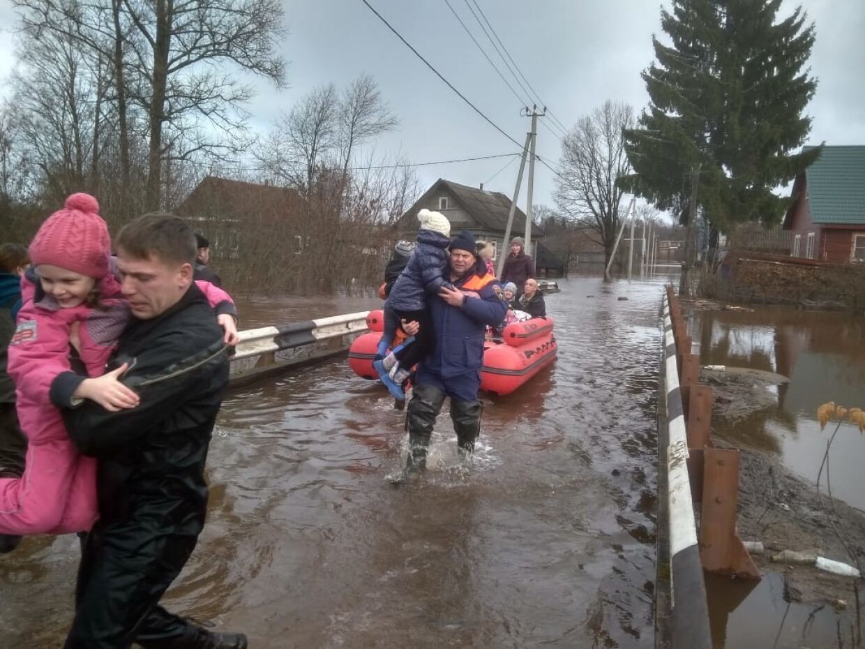 Возможное подтопление. Подтопления в Новгородской области. Затопления в Новгородской области. Паводок в Новгородской области. Наводнение спасение.