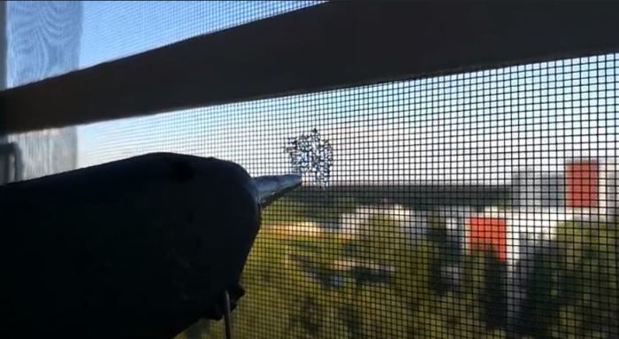 Как легко устранить дыру в москитной сетке за минуту Как легко устранить дыру в москитной сетке за минуту полезные советы,сделай сам