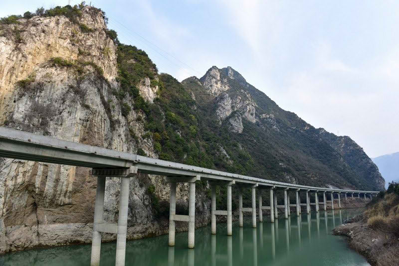 Китайцы построили первый в мире мост вдоль реки