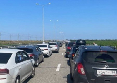 Пробка в 9 км образовалась у Крымского моста со стороны Кубани. Люди часами ожидают возможности проезда