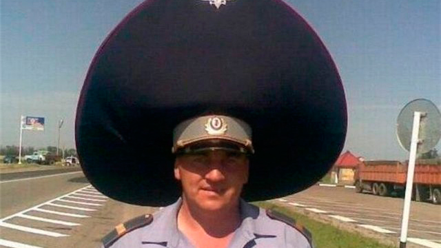 Зачем хлястик на фуражке у ГАИшника?