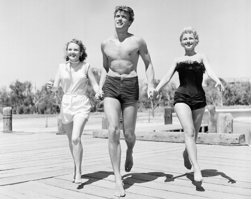 Молодой и горячий Клинт Иствуд в 1956 году бассейн, знаменитости, история, кино, клинт иствуд, подборка, факты, фильм