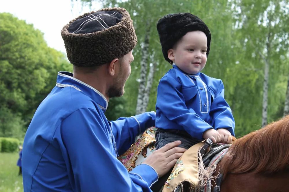 乌格卡门斯克的年轻哥萨克人研究鲁斯的传统