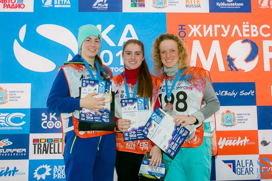 Софья Никогосова (в центре) на церемонии награждения/snowkiterussia.com