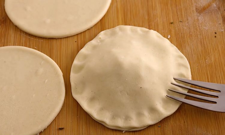 Мини-чебуреки с сыром за 10 минут. Рецепт для обычной сковороды лепешки, качестве, чтобы, миску, круглую, масла, соусами, блюдо, самостоятельное, замены, расстойку, начинки, поднялось3 Раскатайте, средней, каждую, орегано, натертого, немного, положите, терке