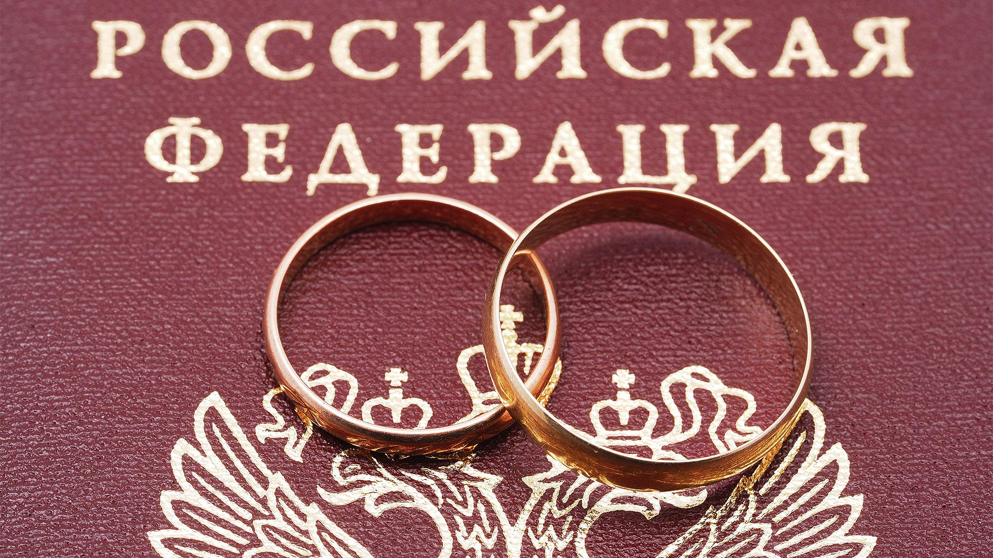 Фото свидетельства о браке и руки с кольцами