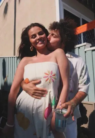 Селена Гомес устроила вечеринку мужу Бенни Бланко на фоне скандала вокруг их семьи Бенни, Гомес, Бланко, БланкоСелена, Friends, ступни, рождения, после, только, этого, Secrets, Селена, грязных, подкасте, камеру, стесняется, босиком, много, признался, ходит