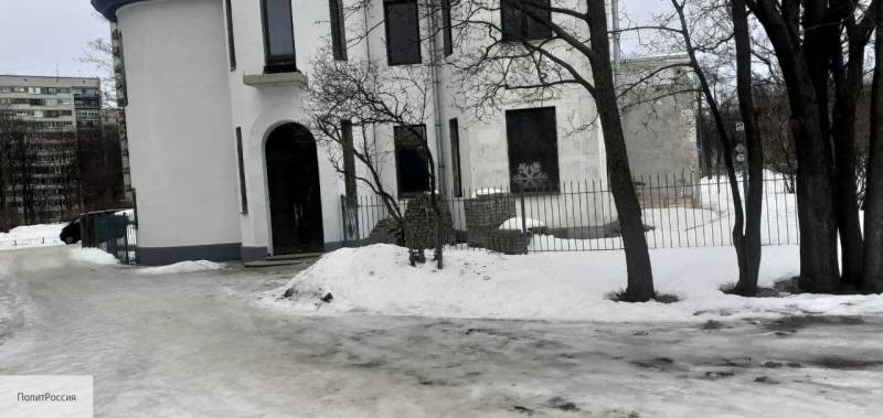 Петербуржец сломал ногу, поскользнувшись на неубранной от снега и льда улице